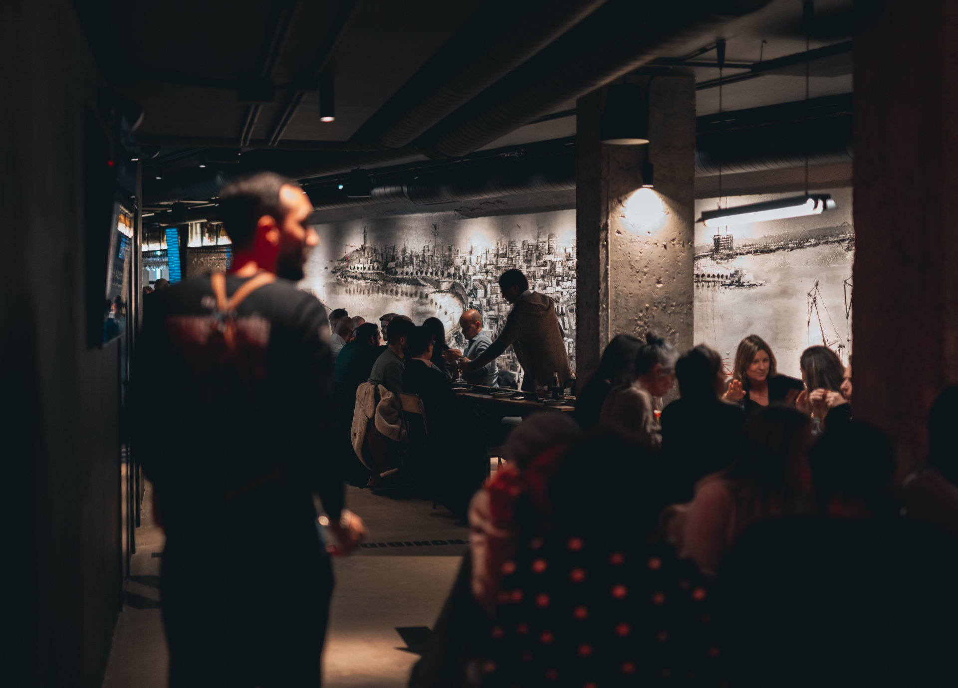 Imagen del local lleno de gente